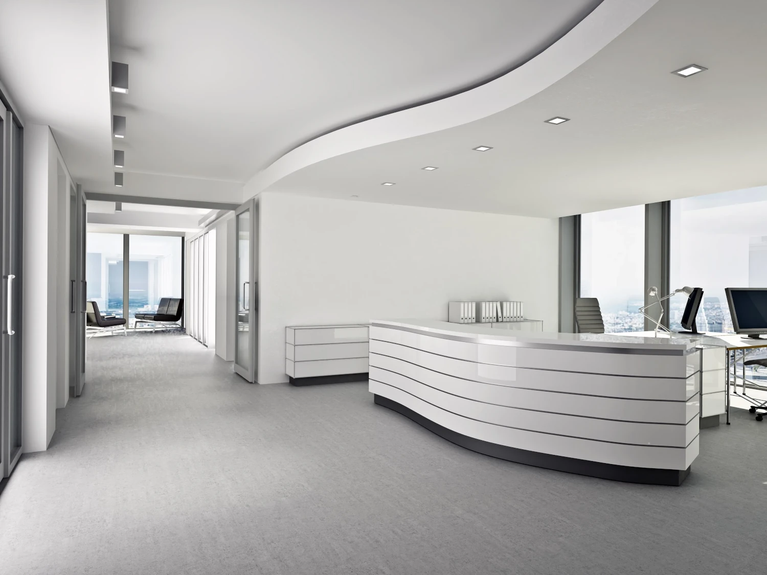 Moderner Büroempfang mit geschwungener Rezeption, Glaswänden und Lounge.